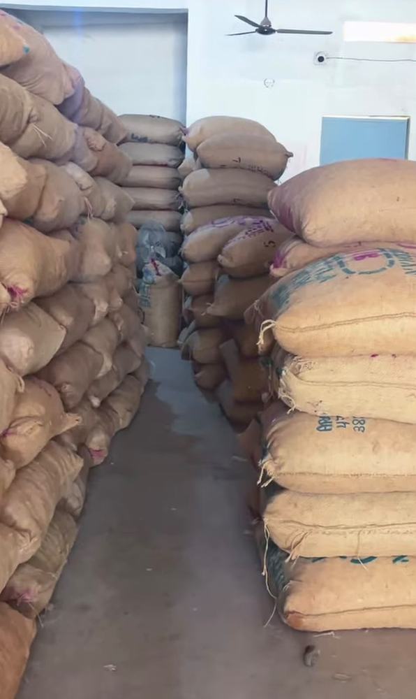हमारे गोदाम में सुपारी की बोरियों के ढेरों के बीच का रास्ता