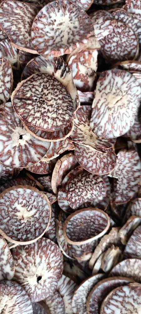 बारीक धारीदार पैटर्न वाले गोल सुपारी स्लाइस